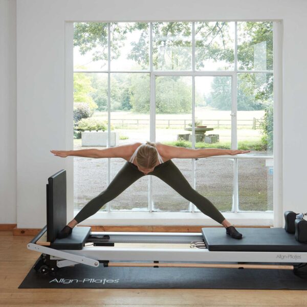 Using a reformer floor protection mat